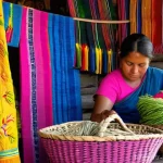 온두라스 전통 공예품과 기념품 추천 - **Vibrant Lenca Weaving in a Honduran Market**
    "A bustling, sun-drenched outdoor market in Intib...